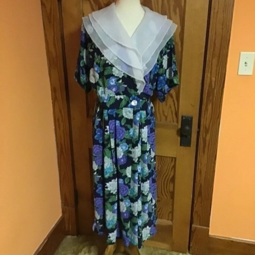 Floral Midi Dress with Sheer Collar - Picture 6 of 7